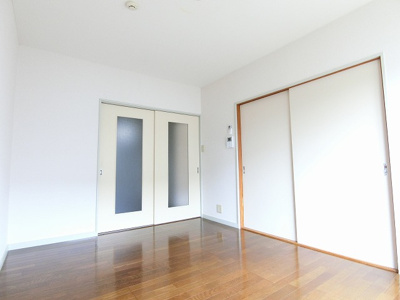 【洋室】 | ティ・エスハイム壱番館 | 南西向き洋室6帖☆窓側からの眺めです！洋室なので毎日のお手入れもラクラクできちゃいます！