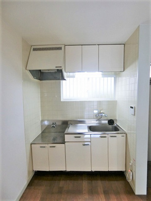 【キッチン】 | ティ・エスハイム壱番館 | 換気のできる窓のあるキッチンはガスコンロ設置可能☆場所を取るお鍋やお皿もすっきり収納できます♪