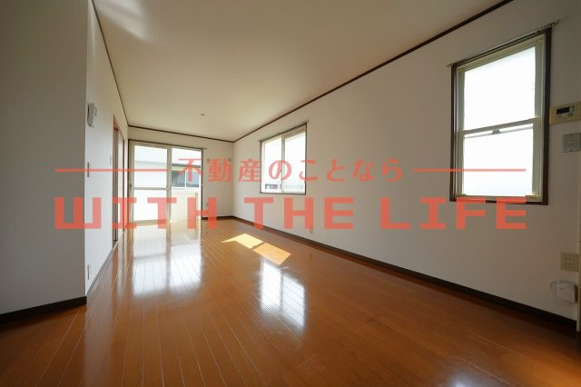 フリーデン安居野G棟【キャッシュバック対象物件】の居間・リビング|ゆったり過ごせるリビングです