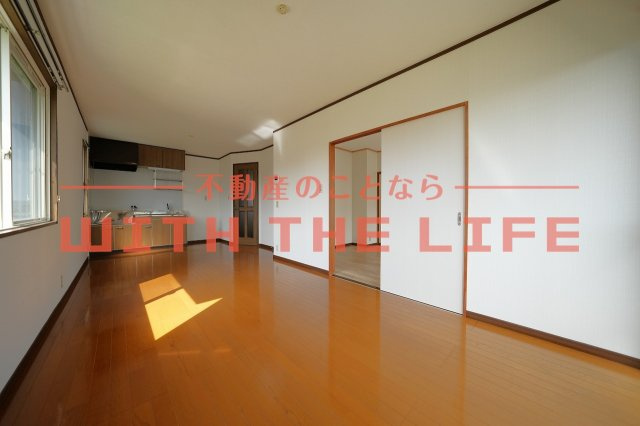 フリーデン安居野G棟【キャッシュバック対象物件】の居間・リビング|使いやすい居間です