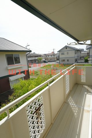フリーデン安居野G棟【キャッシュバック対象物件】のバルコニー|バルコニー付きです