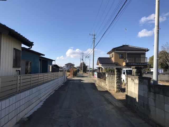 〈調整区域〉約100坪の住宅用地。住宅建築には12号の開発許可が必要ですの前面道路含む現地写真