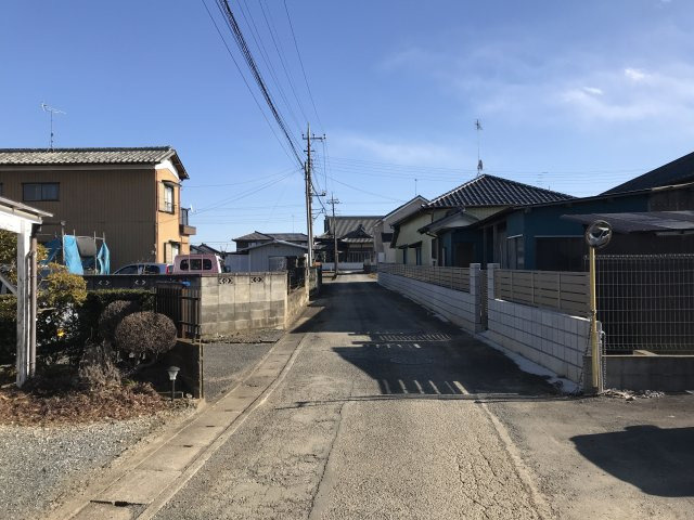 〈調整区域〉約100坪の住宅用地。住宅建築には12号の開発許可が必要ですの前面道路含む現地写真
