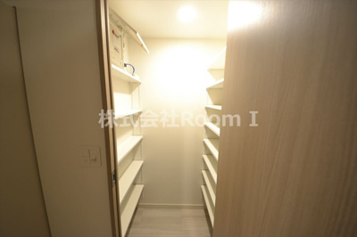 【玄関】 | BPRレジデンス大阪本町Q | 収納もある玄関です