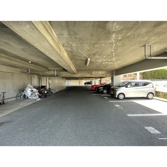 プラウド神園の駐車場