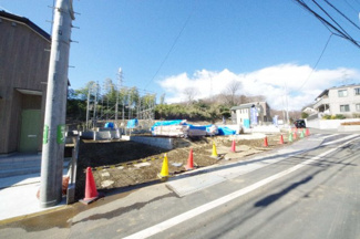 【前面道路含む現地写真】 | 令和4年2月17日撮影　建築中