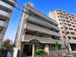 【外観】 | バス停まで徒歩1分。24時間営業のスーパーへも徒歩1分で行けるので、どんな時間帯のお買い物でも安心です。