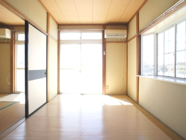 【居間・リビング】 | アンジュール鹿沼幸町 | 快適に過ごせるエアコンが付いています♪