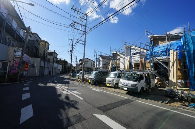 【横浜市南区六ツ川２丁目39-12新築戸建てＢ号棟】★仲介手数料無料★（別所小学校・六ッ川中学校）の前面道路含む現地写真|前面道路は広く、開放感がございます。