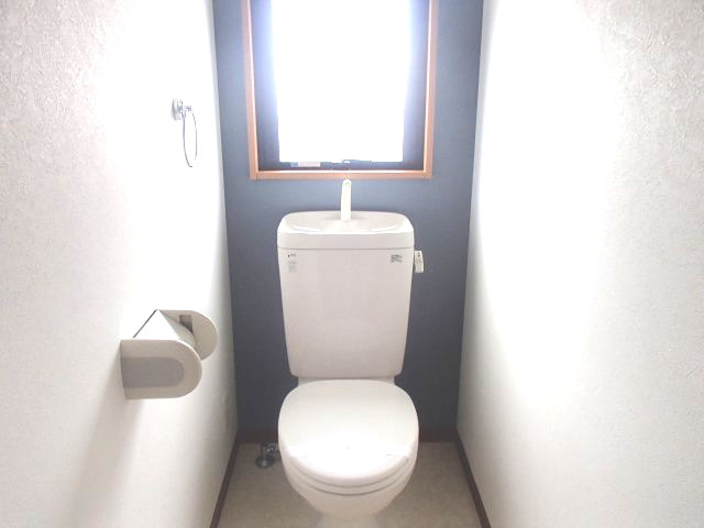【トイレ】 | リュミエールイースト | 落ち着いた色調のトイレです