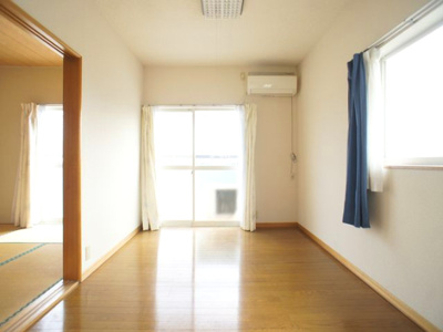 【居間・リビング】 | コーポラ・セゾン | 快適に過ごせるエアコンが付いています♪