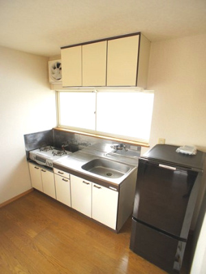 【キッチン】 | コーポラ・セゾン | 便利な吊戸棚が付いています♪