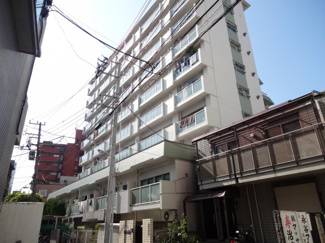 【外観】 | 鶯谷永谷マンション　鉄骨鉄筋コンクリート造の１０階建て！分譲タイプマンションで管理体制良好！鶯谷駅から徒歩４分・入谷駅から徒歩１０分の好立地！コンビニなど近くで買い物便利！