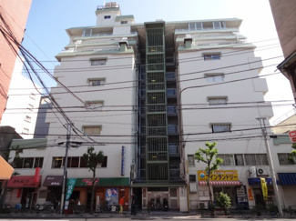 【外観】 | 鶯谷永谷マンション　鉄骨鉄筋コンクリート造の１０階建て！分譲タイプマンションで管理体制良好！鶯谷駅から徒歩４分・入谷駅から徒歩１０分の好立地！コンビニなど近くで買い物便利！