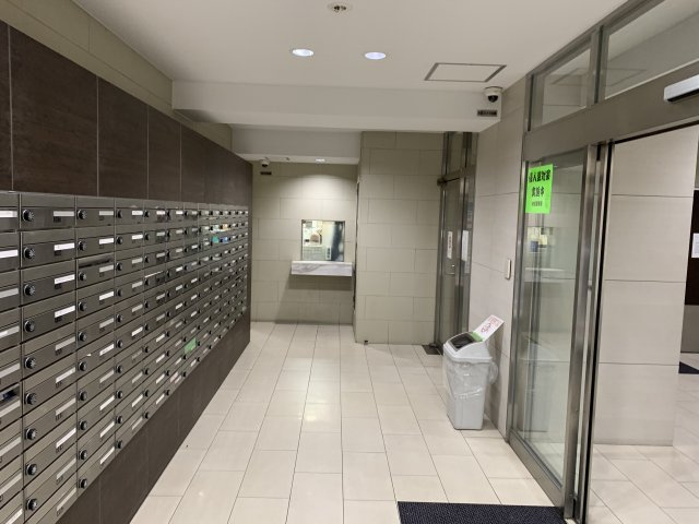 ドミール池袋のエントランス