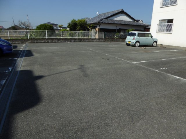シャンティの駐車場