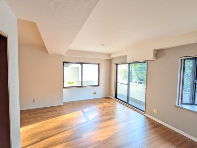 ニューウェルテラス生田の居間・リビング