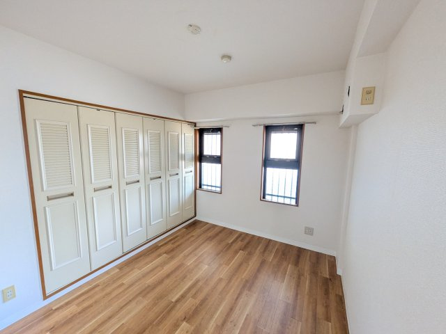 ニューウェルテラス生田の洋室