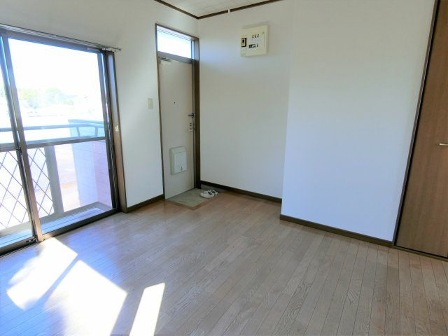 グランディハイツ南吉田I棟の居間・リビング