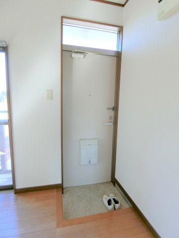 グランディハイツ南吉田I棟の玄関