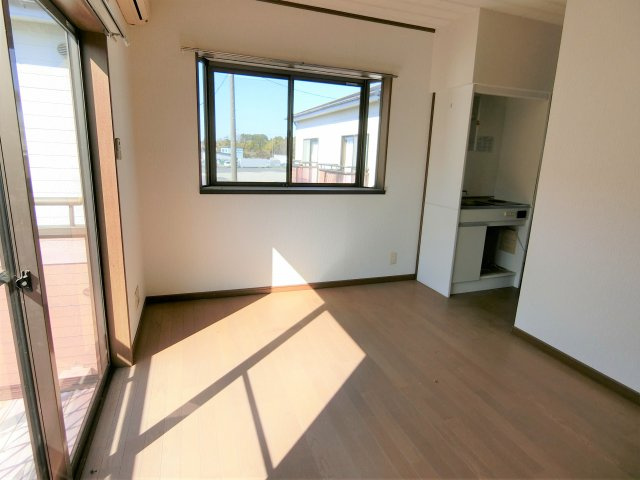 グランディハイツ南吉田B棟の居間・リビング