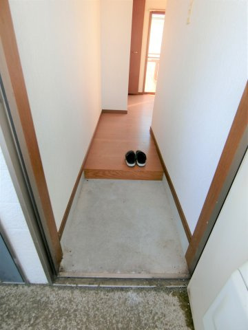 グランディハイツ南吉田B棟の玄関