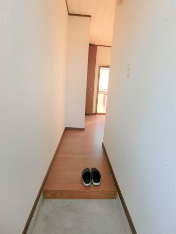 グランディハイツ南吉田B棟の玄関