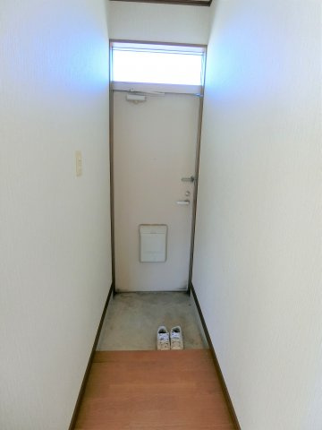 グランディハイツ南吉田B棟の玄関