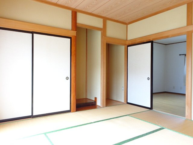 入野町6017-1戸建の和室|畳の上でゆっくりとくつろげる和室です