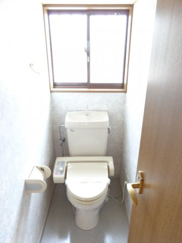 入野町6017-1戸建のトイレ|トイレです。温水洗浄便座有。