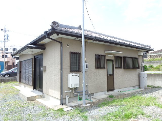 入野町6017-1戸建の駐車場|駐車場は、物件東側1台、南側2台（車種により）可能です。