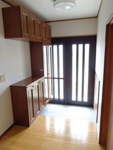 入野町6017-1戸建の玄関|※掲載写真は過去分の為、現況を優先します。広くて開放感のある玄関です！