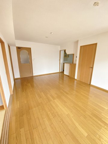 【居間・リビング】 | ラフォーレ箱崎II | こちらの居間で趣味の時間をお楽しみください