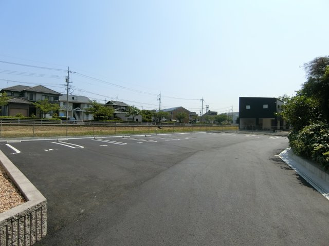 リカームの駐車場