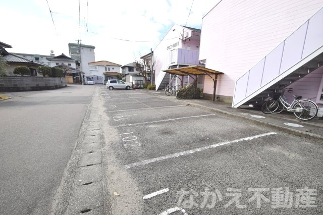 【駐車場】 | 駐車場があるので、車を買う予定の方も安心です