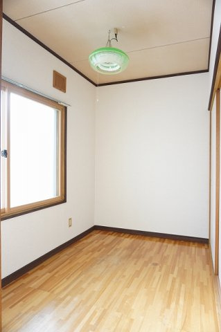 寿ハイツの洋室