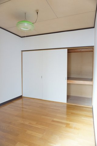 寿ハイツの洋室