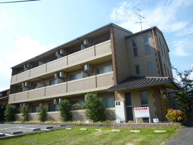 シャトーMUKUNOKIの外観|洛西口駅徒歩13分。防犯カメラとオートロック完備のRC造外観