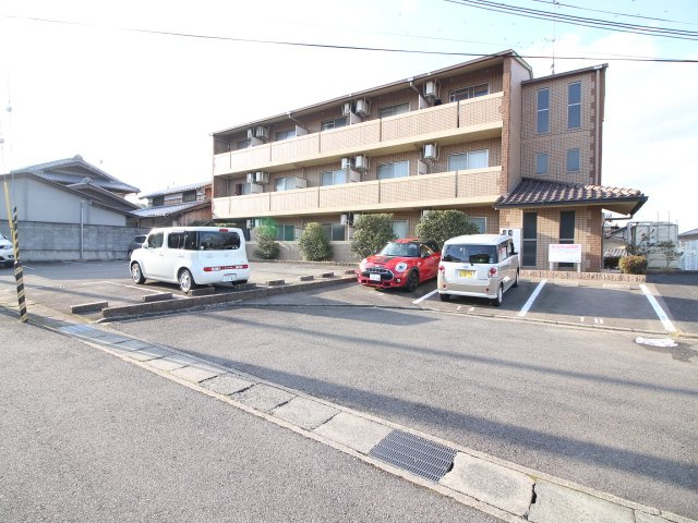 シャトーMUKUNOKIの駐車場