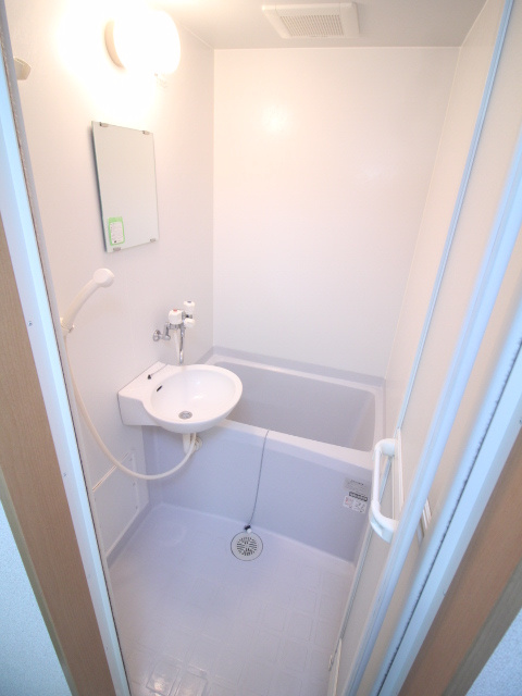シャトーMUKUNOKIの浴室|バス・トイレ別。室内洗濯機置場があり日々の家事もスムーズな水回り