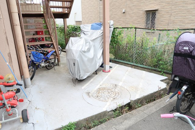 池田グランドコーポのその他共用部分|敷地内バイク置場