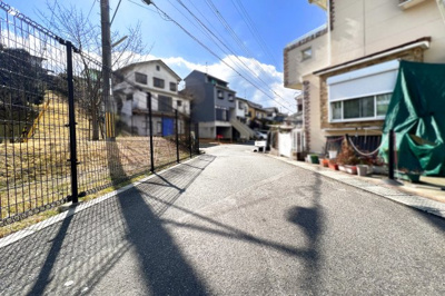 【前面道路含む現地写真】 | 城陽市寺田大谷　新築戸建 | 物件の東側には建物がなく開放的なポジションです《芝ヶ原古墳》ヽ(^。^)ノ