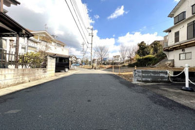 【前面道路含む現地写真】 | 城陽市寺田大谷　新築戸建 | 【お部屋情報】全居室（4部屋）に収納があり、キッチンスペースや2階の廊下にも収納が完備されており片付けがラクラク♪お部屋が広く使えますね。