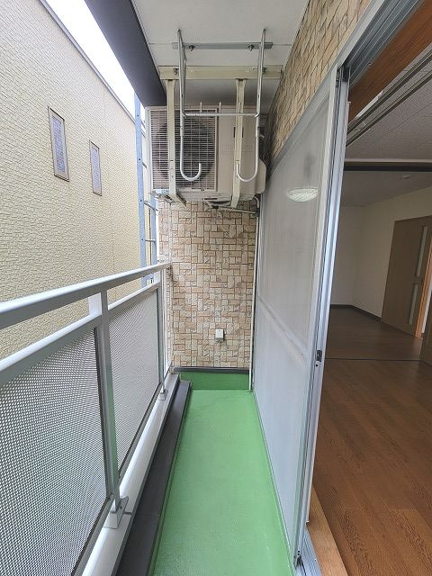 クレールセゾンⅠのバルコニー|暖かな日差しのふりそそぐバルコニー