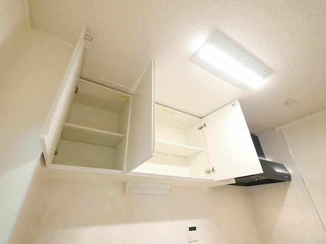 ルノアス富雄のキッチン|きれいなキッチンで上部に収納もあります