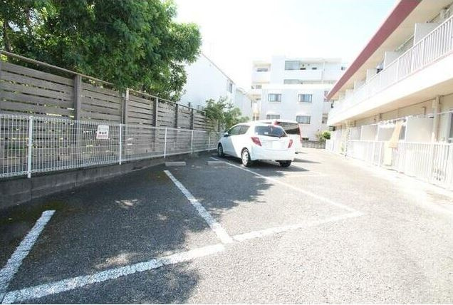 ハイツ村尾の駐車場