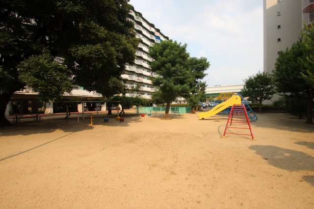 淀川パークハウス2号棟の周辺|マンション周辺にはちょっとした遊具のある公園がありました。
お子さまがおられるご家庭にとっては嬉しいですよね♪