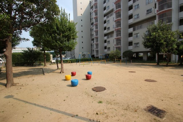 淀川パークハウス2号棟の周辺|ブランコや滑り台等の遊具がありましたよ☆
