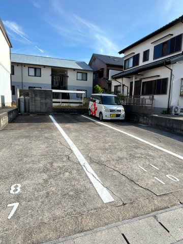シャルム新浜の駐車場