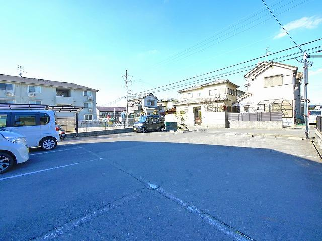 ラフィーネTENRI　Bの駐車場|車をお持ちの方に嬉しい駐車場付きの物件です